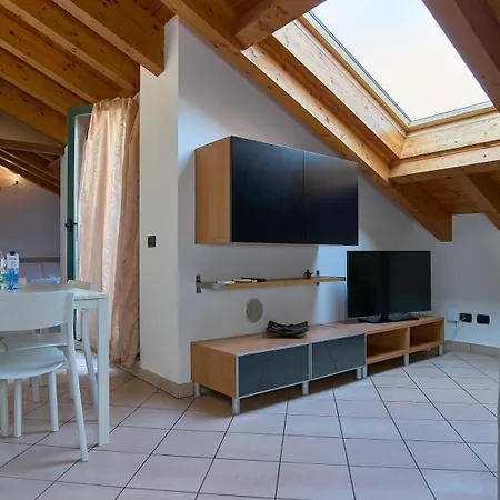 App 19 Elegante Mansarda Con Terrazzo E Parcheggio Monza