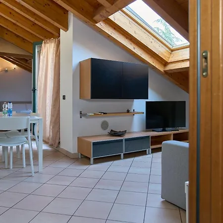 App 19 Elegante Mansarda Con Terrazzo E Parcheggio