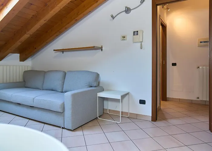 App 19 Elegante Mansarda Con Terrazzo E Parcheggio Monza