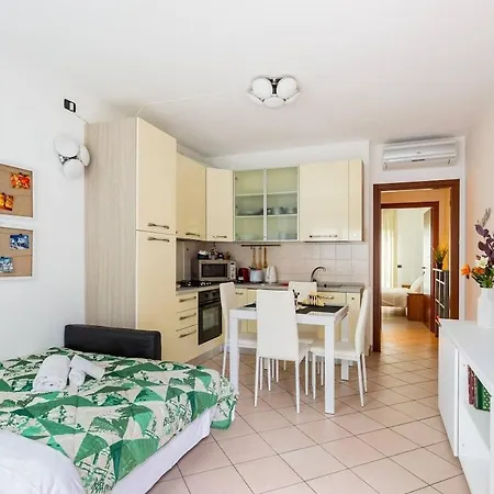 App 19-elegante Mansarda Con Terrazzo E Parcheggio דירה