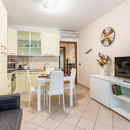 App 19-elegante Mansarda Con Terrazzo E Parcheggio מונצה