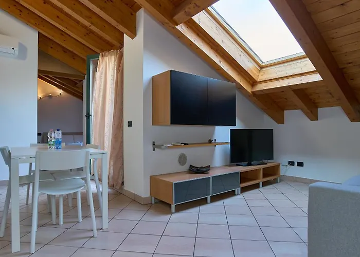App 19 Elegante Mansarda Con Terrazzo E Parcheggio モンツァ