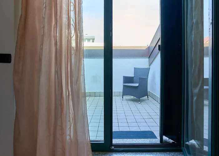 App 19 Elegante Mansarda Con Terrazzo E Parcheggio アパート